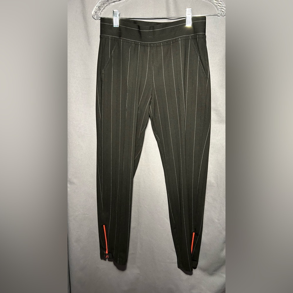 Hue size M pinstripe cigarette pants